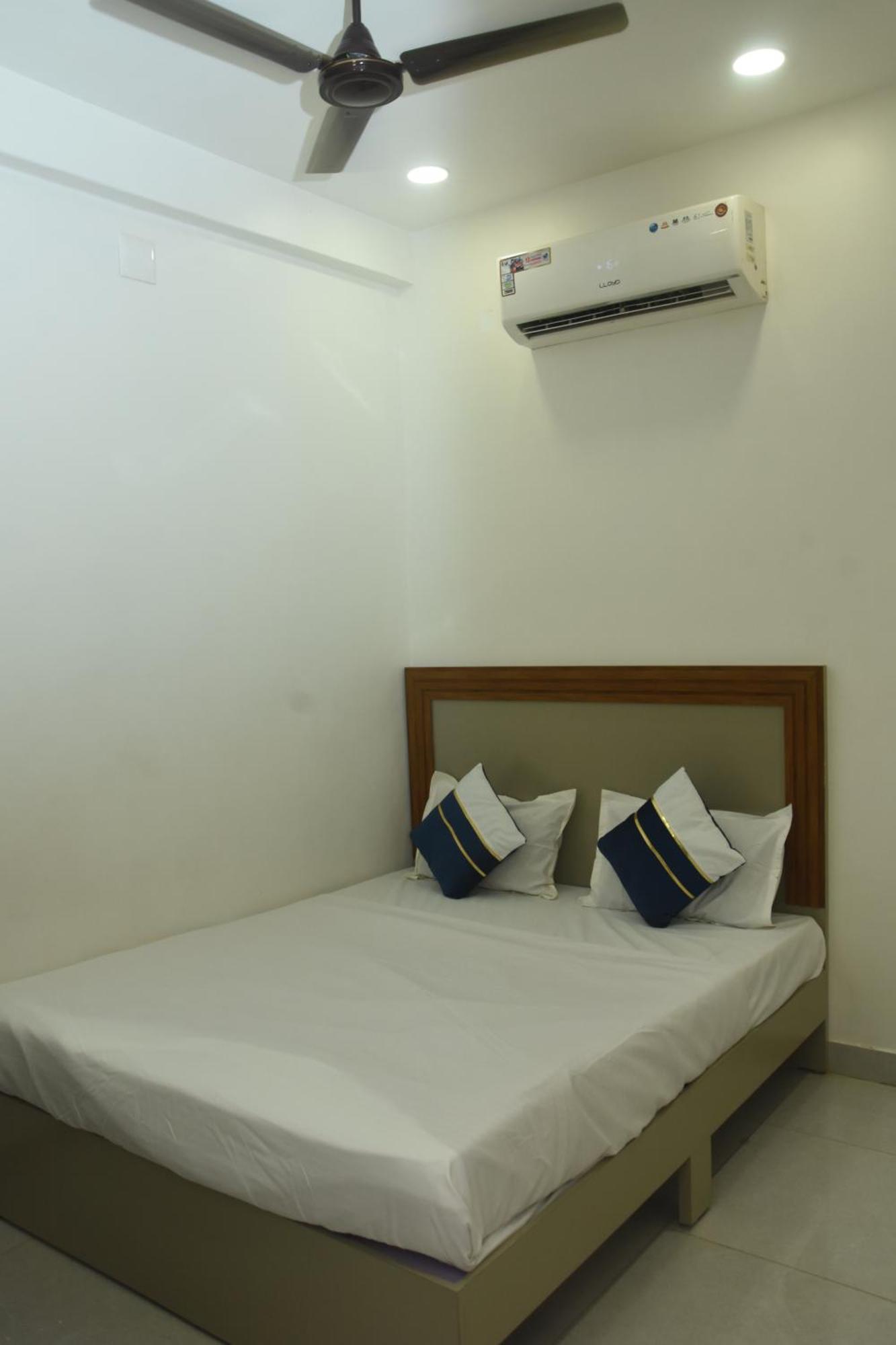 Hotel J K And Restaurant Morbi Kültér fotó