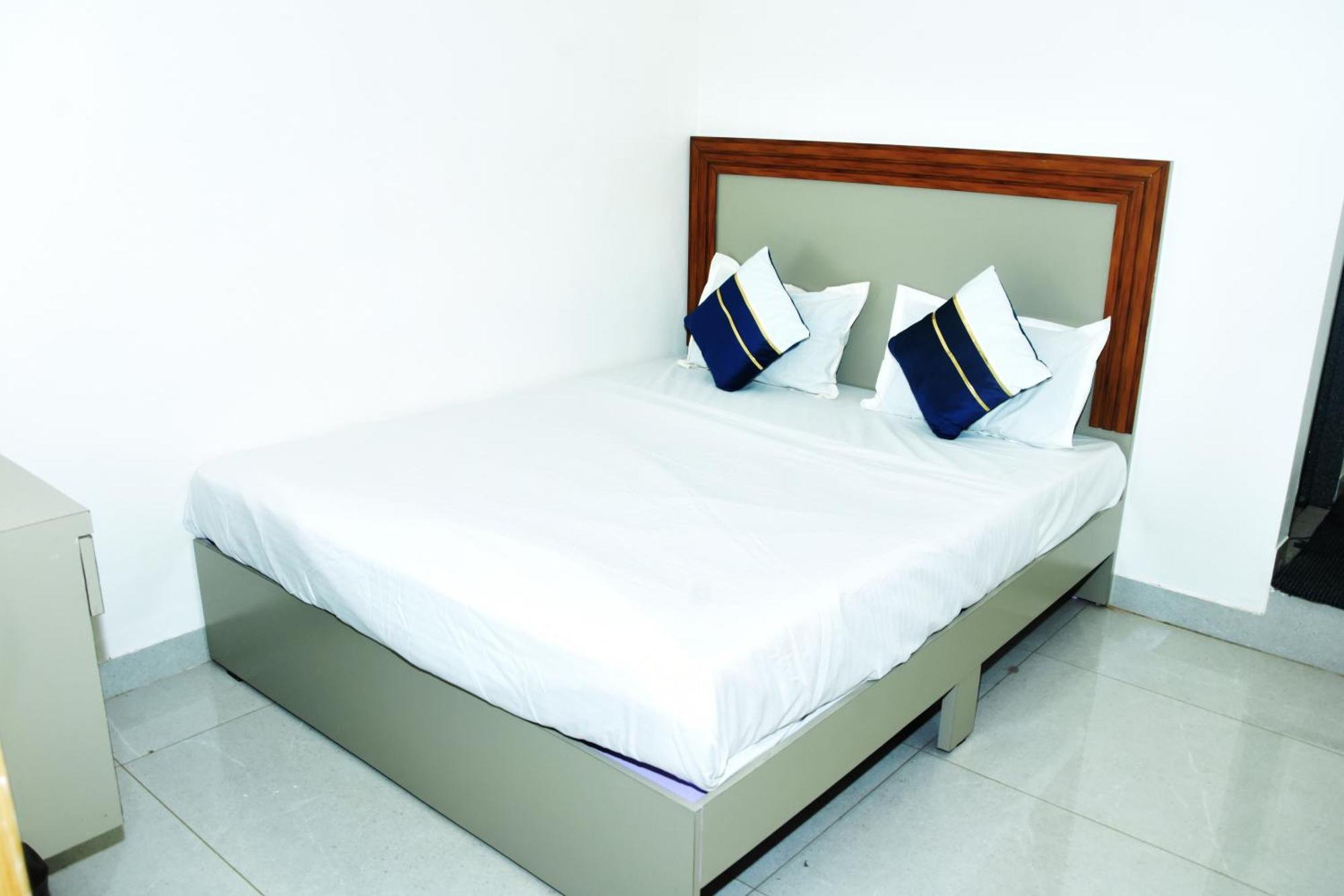 Hotel J K And Restaurant Morbi Kültér fotó